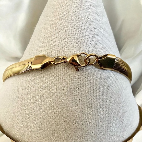 Herringbone Gold Plated Stainless Steel 9 inch, 7mm men’s bracelet - Gold - Picture 3 of 4